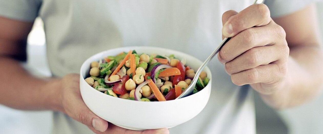 Ang isang tao ay kumakain ng mga pagkain na mabuti para sa potency