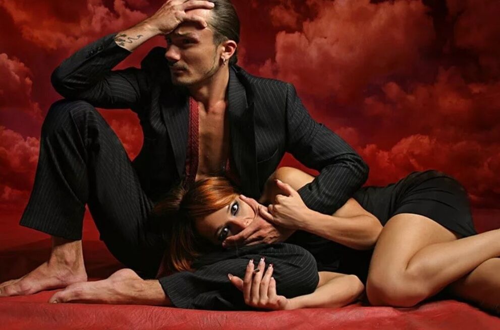 Sinusubukan ng isang babae na hikayatin ang isang lalaki na mag -massage ng g spot